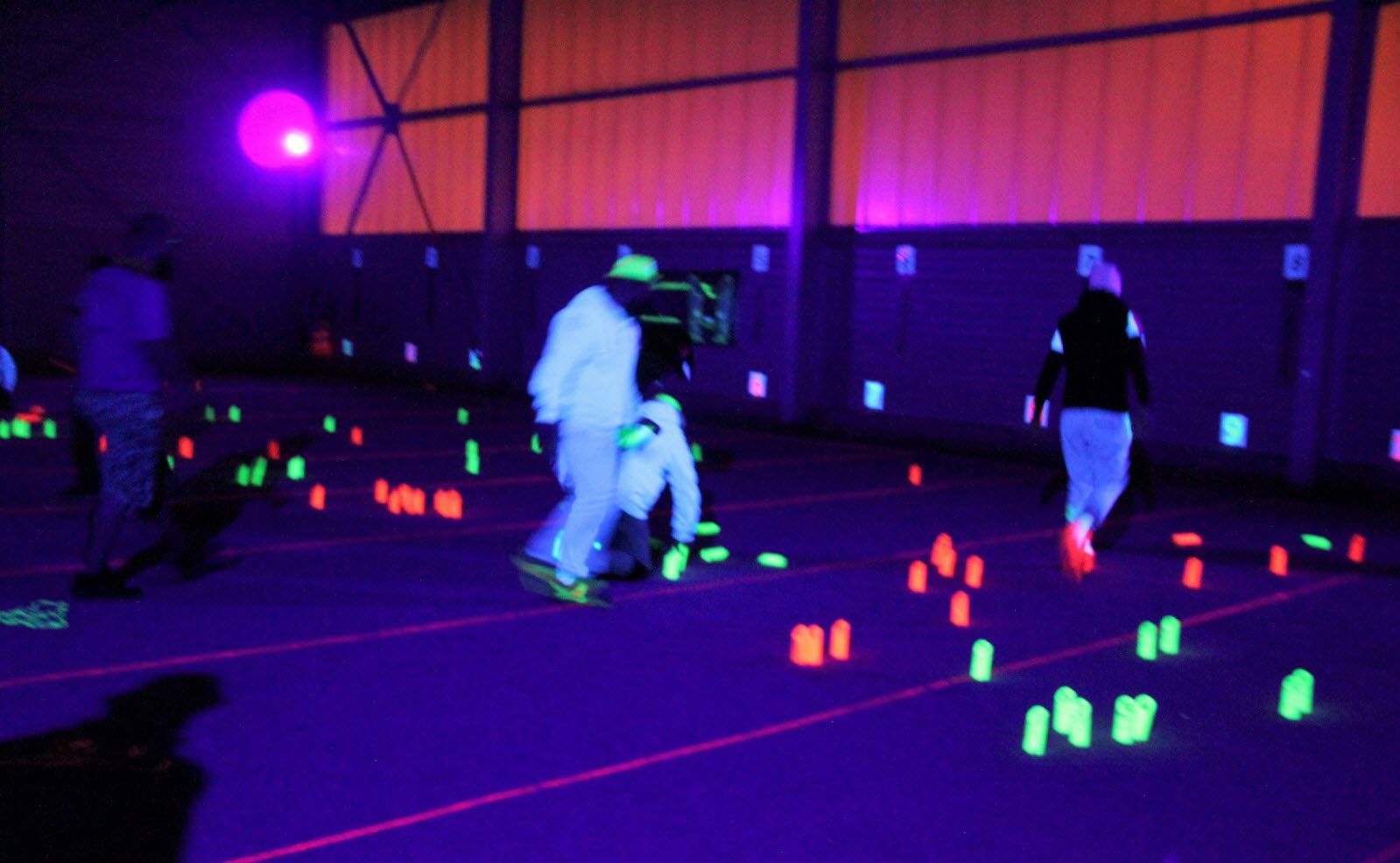Joueurs en action dans l'ambiance fluo